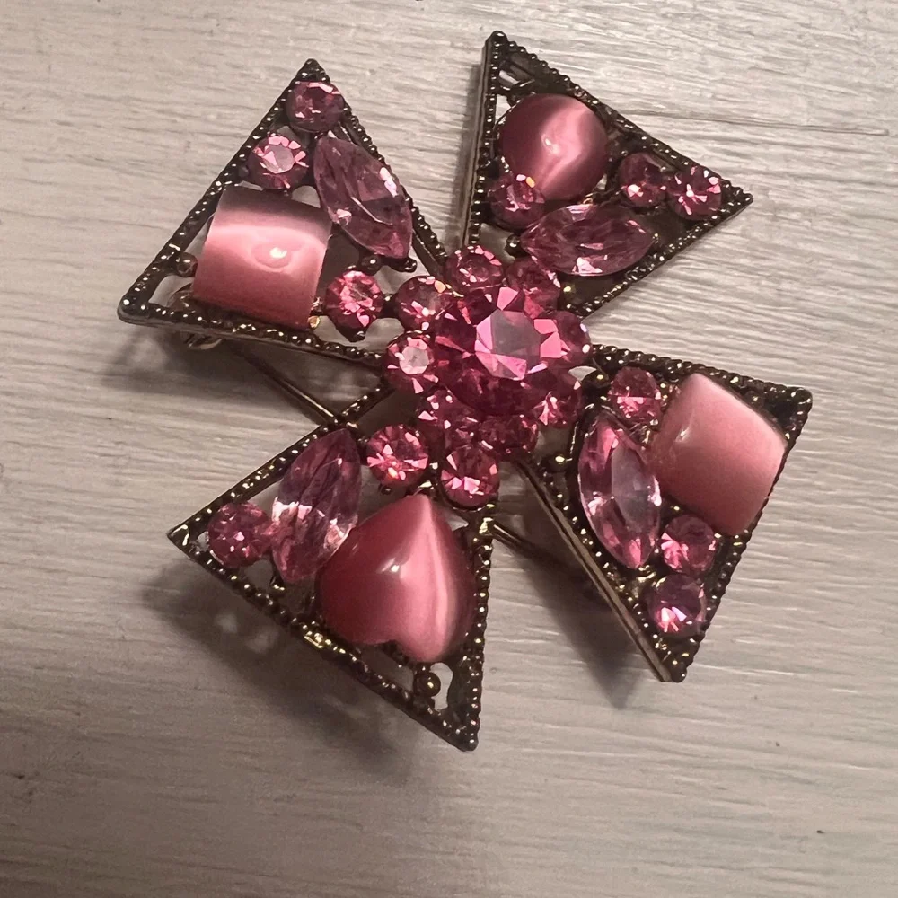 Pink brooch - Picture 1 of 3